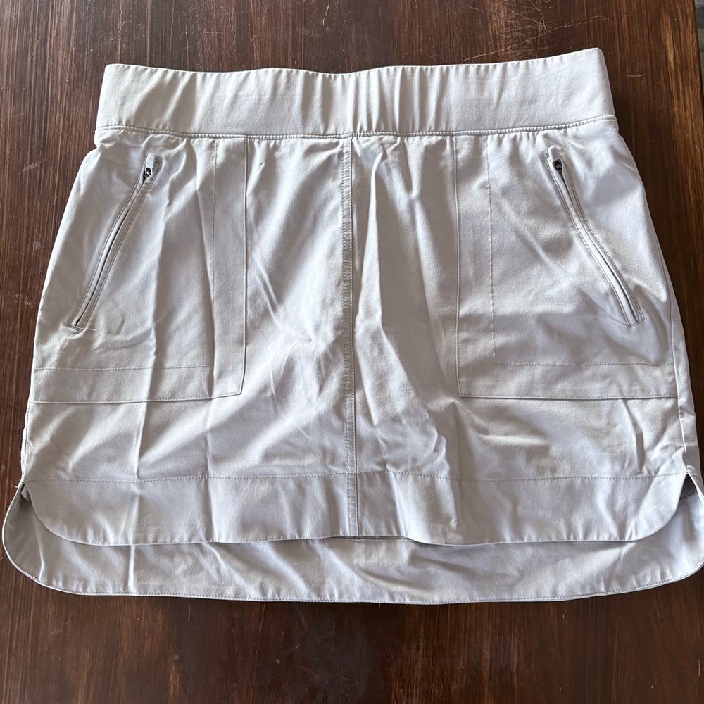 Stylish Gray Golf Skort with Zipper Pockets